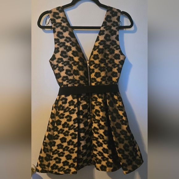 Xtaren Leopard Print Mini Dress with Belt (B1) - Picture 3 of 8